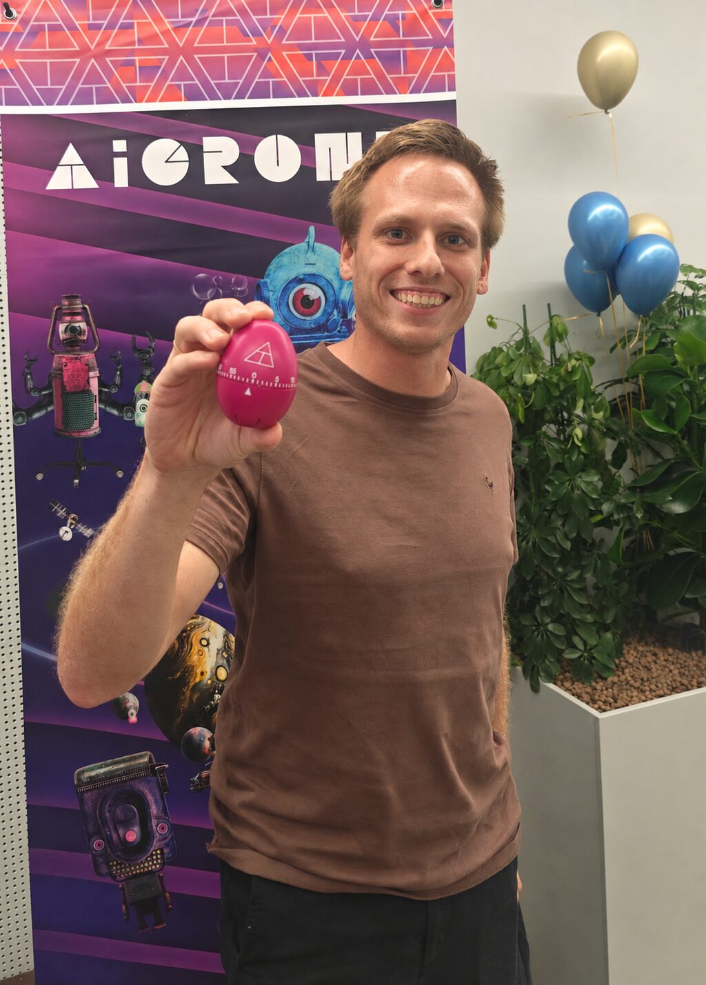 Rutger Roffel, aiGrunn Hero, holding up his 'taimer' trophy